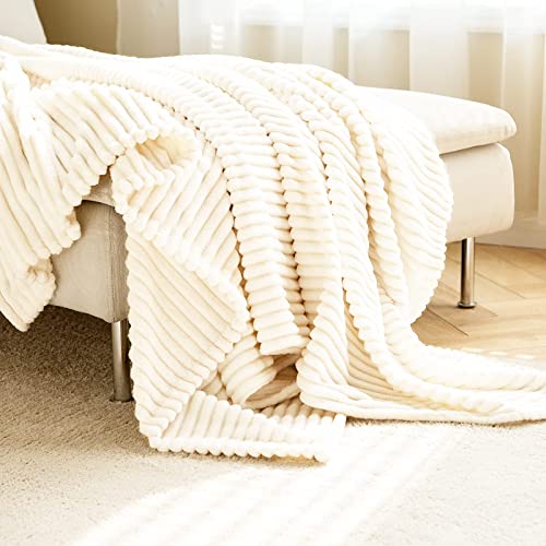 QOFLY Soft Kuscheldecke weiß 150x200 cm Geschenkverpackung Hochwertige, Flauschige Fleecedecke als Wohndecke, Tagesdecke oder Sofaüberwurf…
