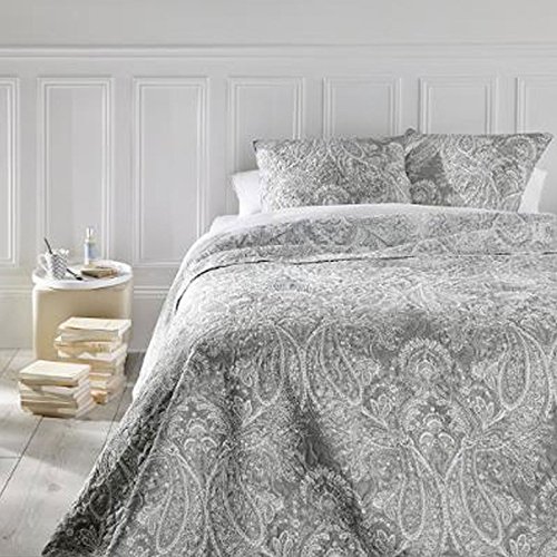 Set aus Tagesdecke und 2 Kissenbezügen – Große Größe – romantischer Stil – Farbe Grau und Weiß
