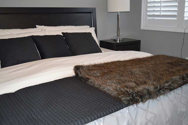 Kunstfell- Tagesdecke