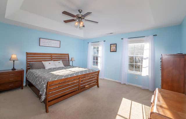 Tagesdecke in Grau mit weißen Muster